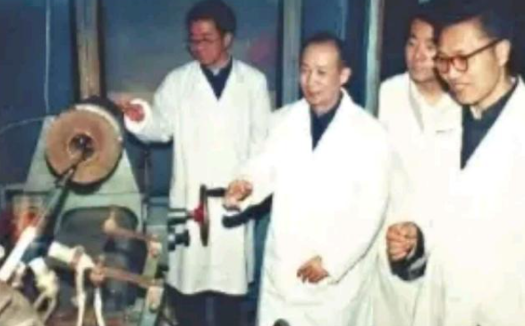 跨時(shí)代的飛躍：中國第1根光纖，是在一臺(tái)破舊機(jī)床上完成的